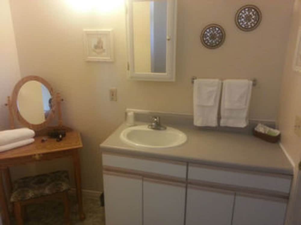 Bishop Village Motel - photo 16