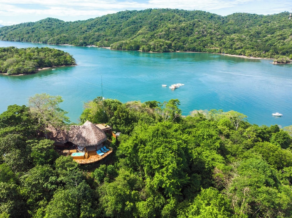 Isla Chiquita Glamping Hotel - carbon neutral hotel in Paquera