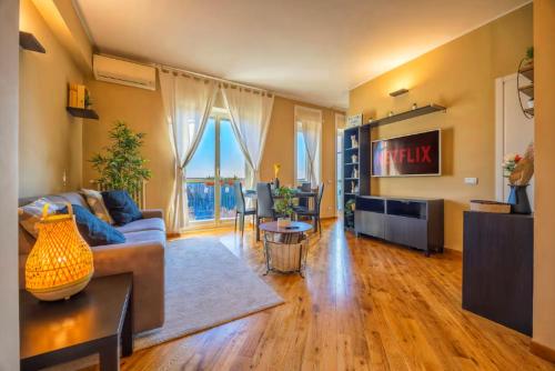 Sunny & Updated Flat with Panoramic city view 50m from M4 Stop — 4-Star Luxury Hotel in Milan, Italy