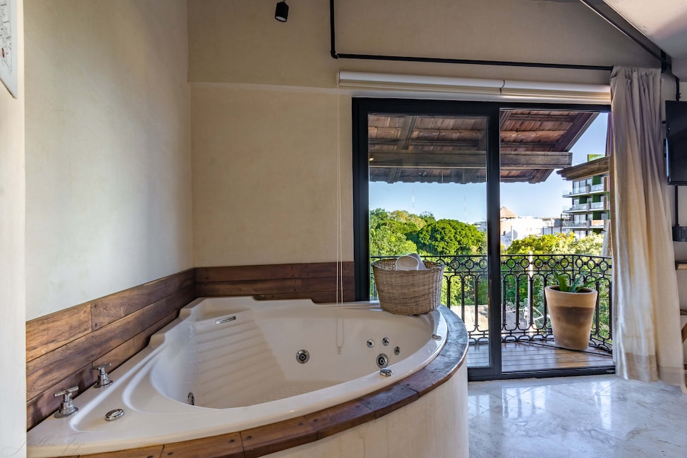 Jetted tub