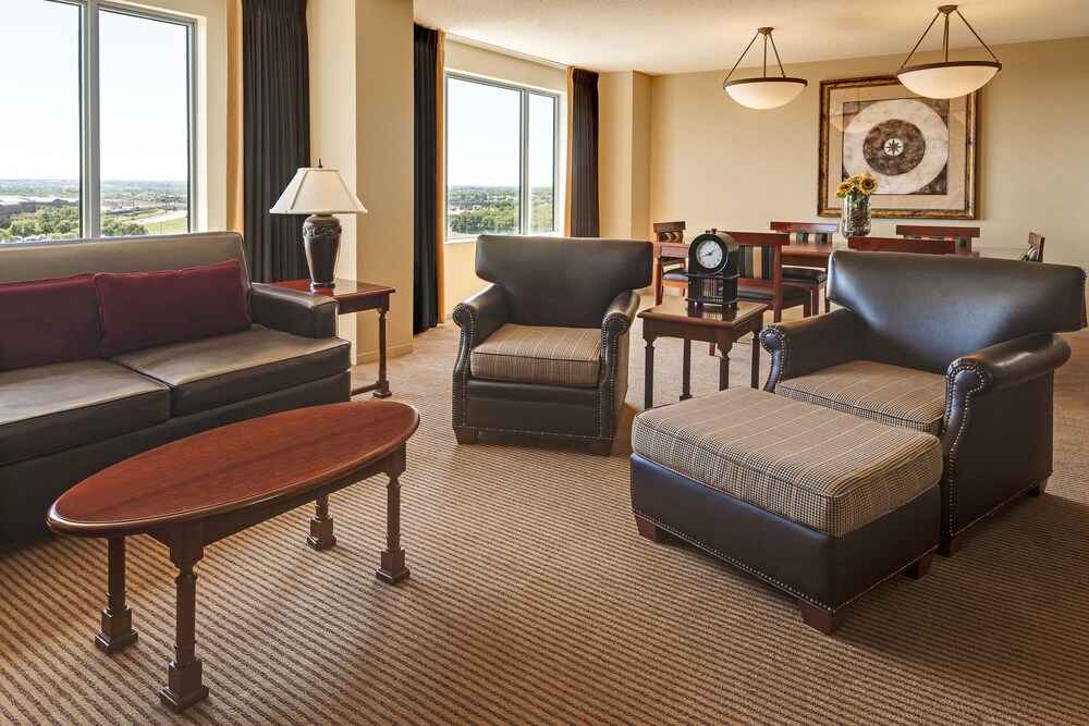 Sheraton Overland Park Hotel at the Convention Center - photo 13