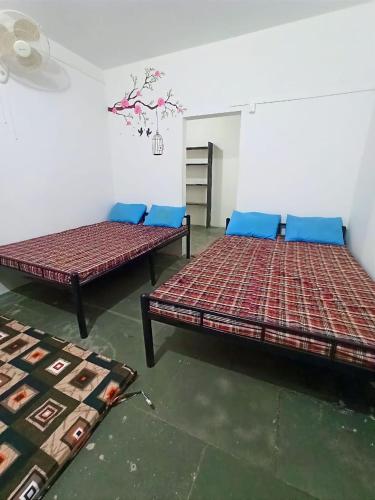 Jay Malhar Bhaktniwas And Lodging Jejuri — hotel in Jejuri
