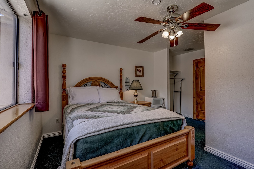 The Snuggle Inn - photo 12