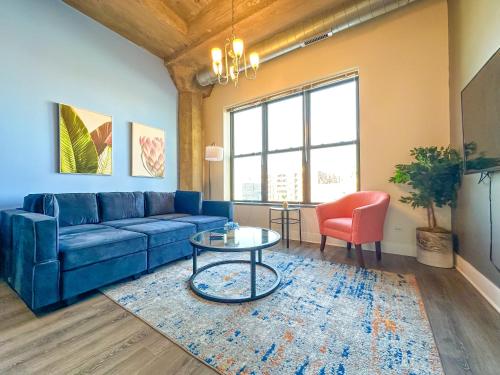 Charming 2BR Apartment with Skyline view Optional Parking & Gym Access Near McCormick Place Lakefront and Soldier Field — 4-Star Luxury Hotel in Chicago, United States