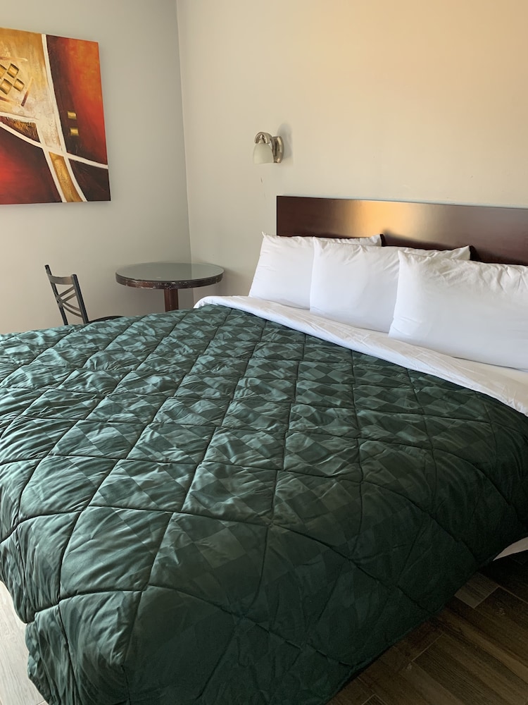 Blue Bay Inn & Suites - photo 24