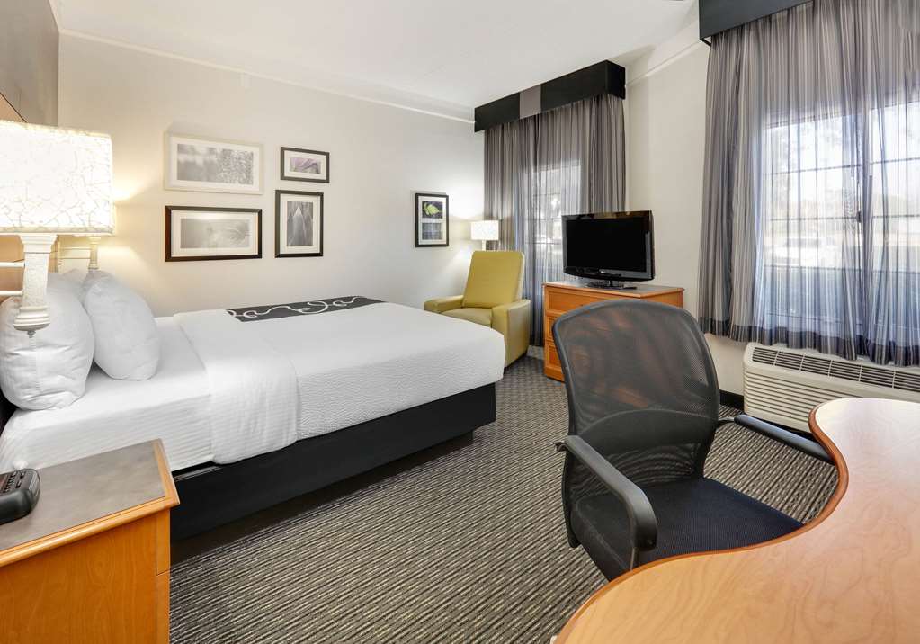 La Quinta Inn & Suites by Wyndham Dallas Addison Galleria - photo 9