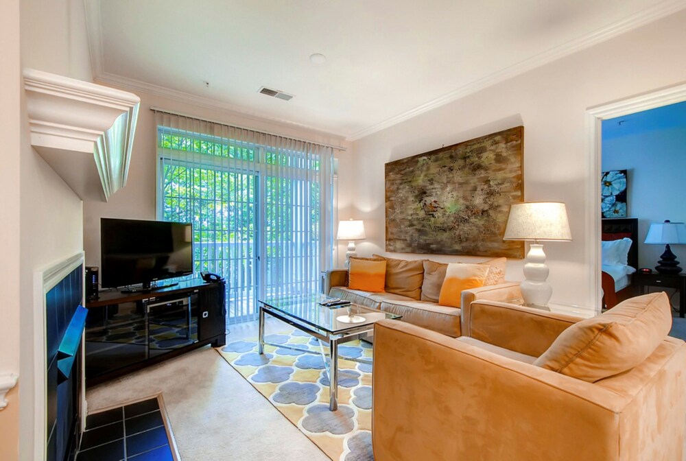 Global Luxury Suites at the Junction - photo 14