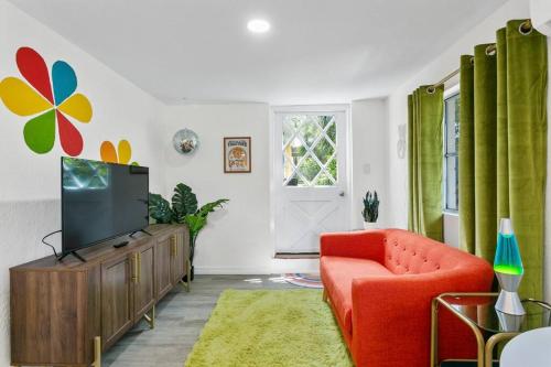 That 70 s Themed Apt Close to Coffee Food Shops — 4-Star Luxury Hotel in Tampa, United States