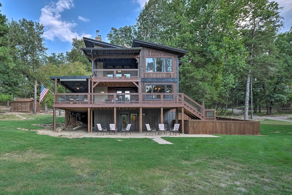 Waterfront Beaver Lake Hideaway with Kayaks and More in Springdale, United States