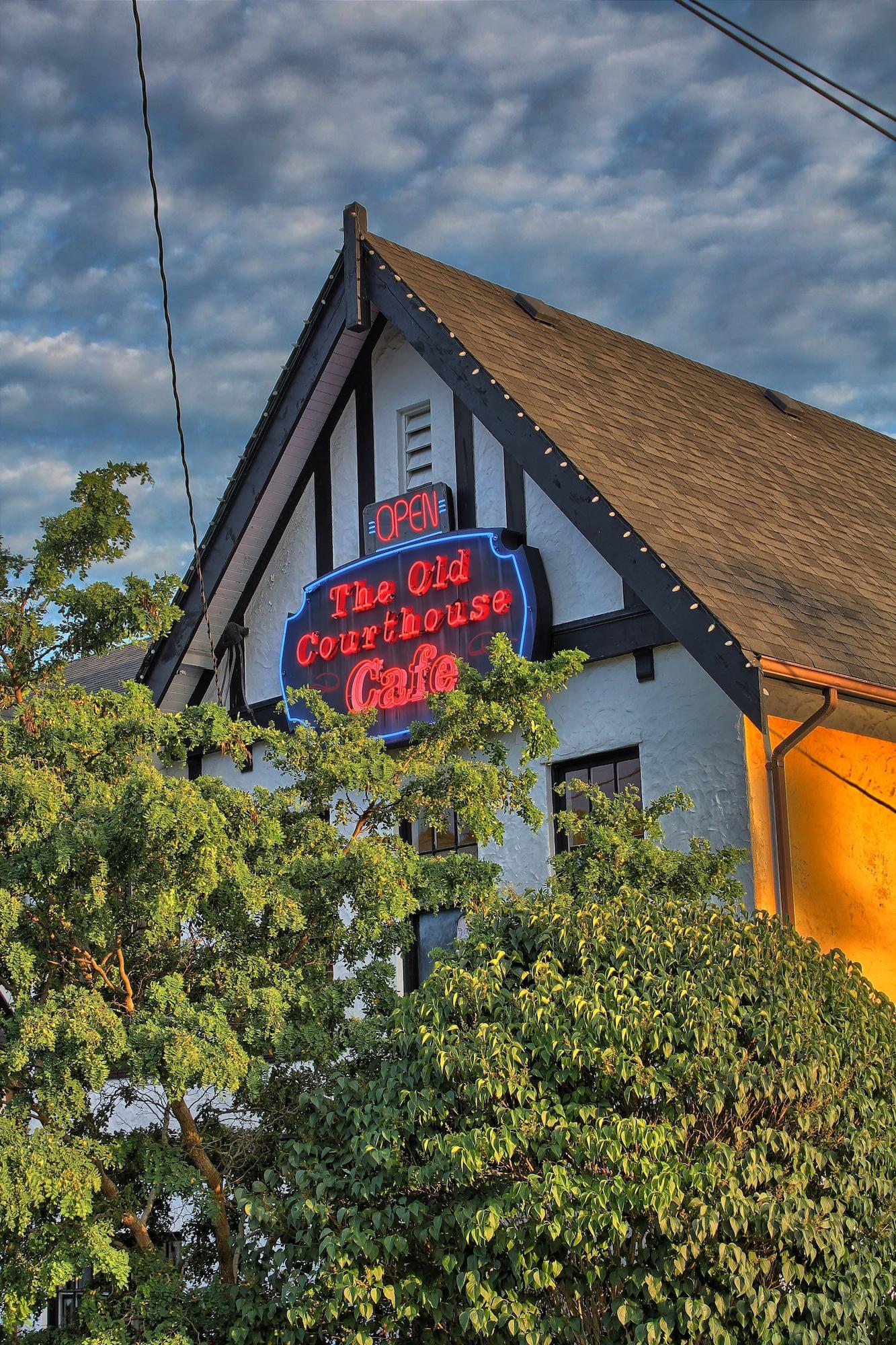 The Old Courthouse Inn — hotel in Powell River