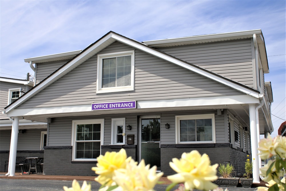 Hometowne Inn & Suites — hotel in Scottsburg