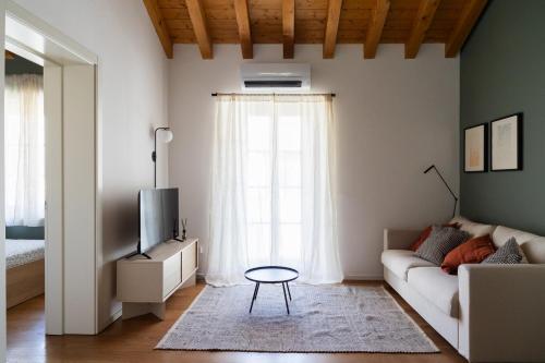 Double Private Parking 2 Bedrooms & 2 Bathrooms Elegant Apartment in Old Town — 4-Star Luxury Hotel in Udine, Italy