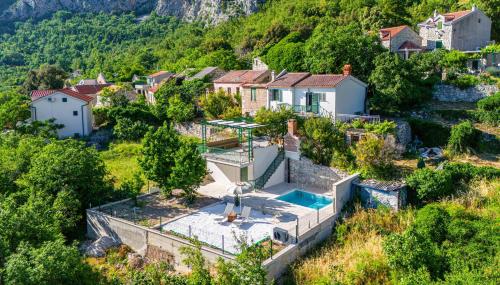 House Dida Mate cozy house in nature with heated pool — 4-Star Luxury Hotel in Tucepi, Croatia