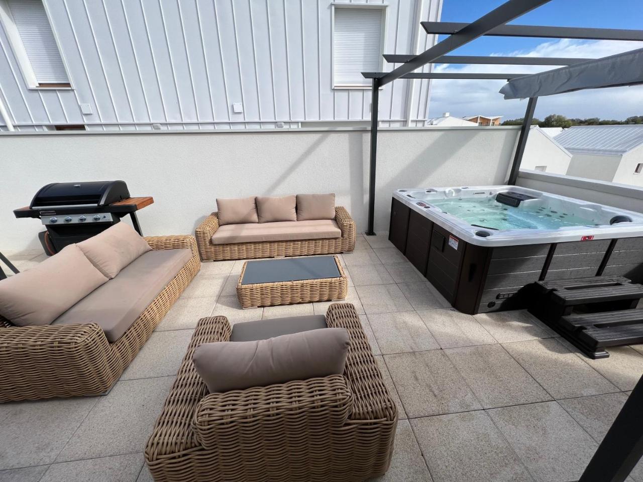 Disney Paris Jacuzzi 3 Bedroom — 4-Star Luxury Hotel in Bussy-Saint-Georges, France