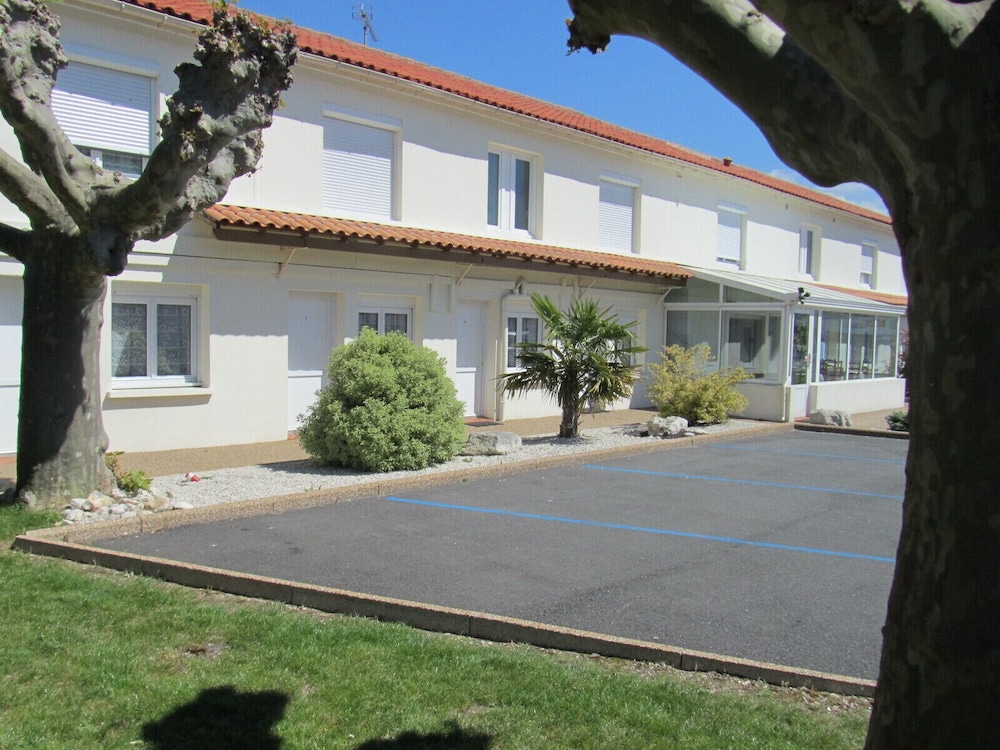 Cit'Hotel Les Atlantes Royan parking privé — hotel in Medis