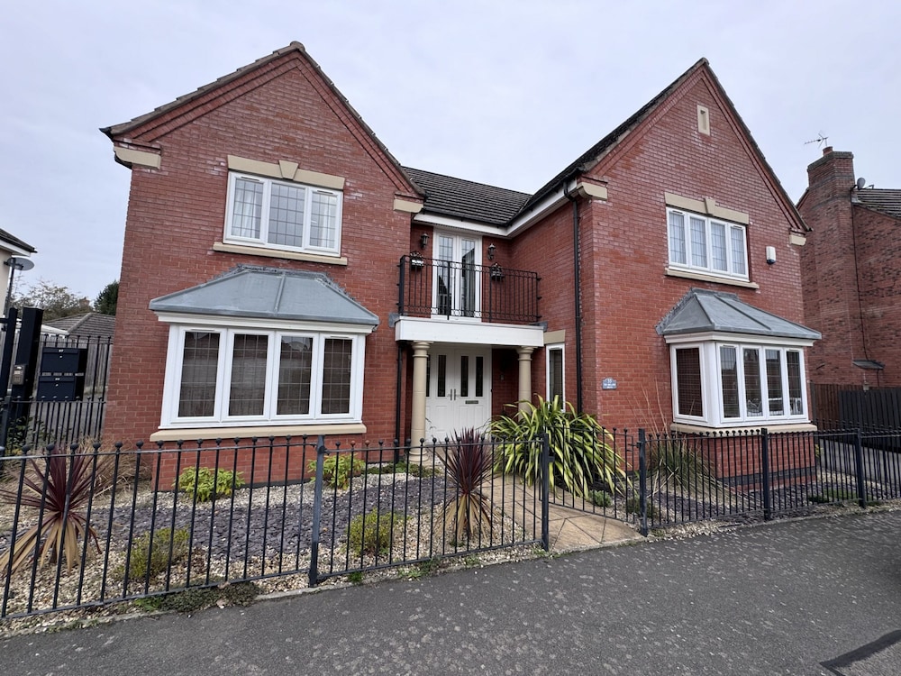 Spacious 4BD House with Character in Coventry — 4-Star Luxury Hotel in Coventry, United Kingdom