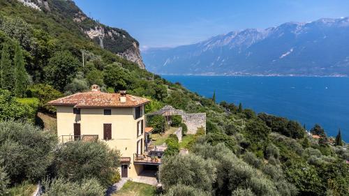 Haus mit tollem See und Bergblick — 4-Star Luxury Hotel in Gargnano, Italy