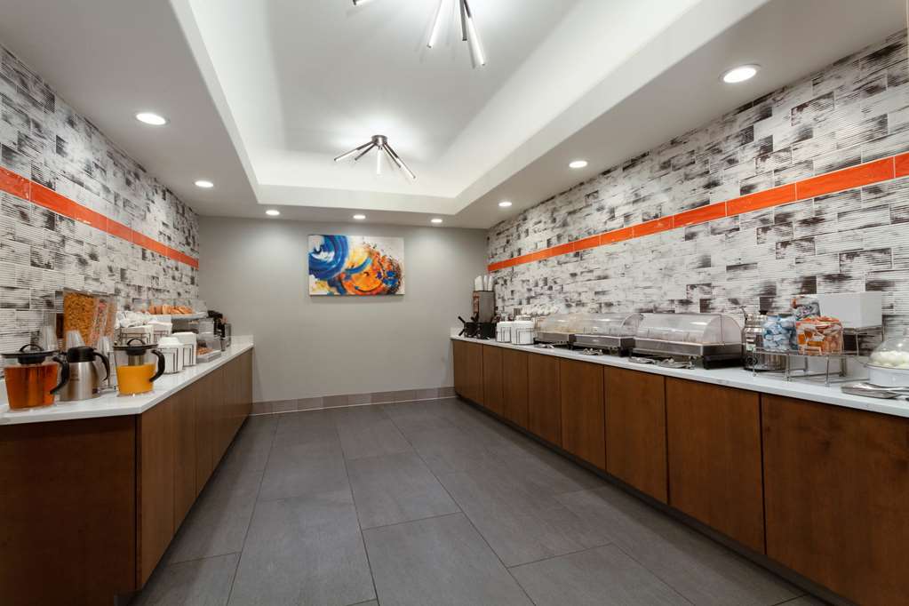La Quinta Inn & Suites by Wyndham Ft. Myers Sanibel Gateway - photo 13