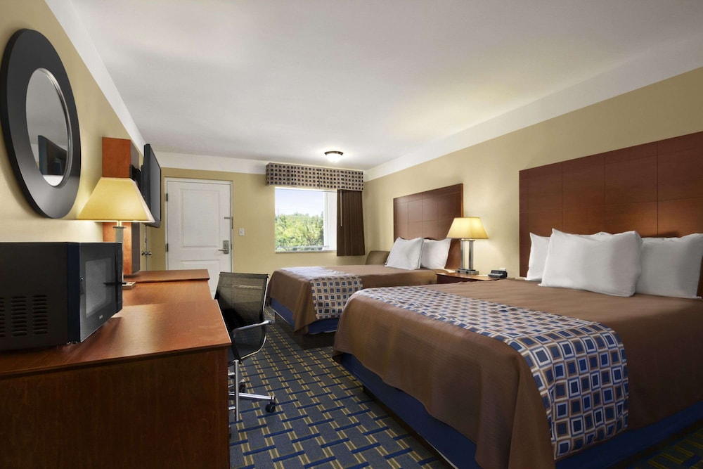 Days Inn by Wyndham Fultondale - photo 10
