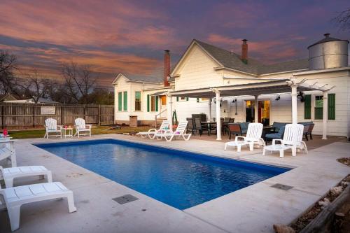Cosmopolitan Hot Tub Heated Pool & Fire Pit in Fredericksburg, United States