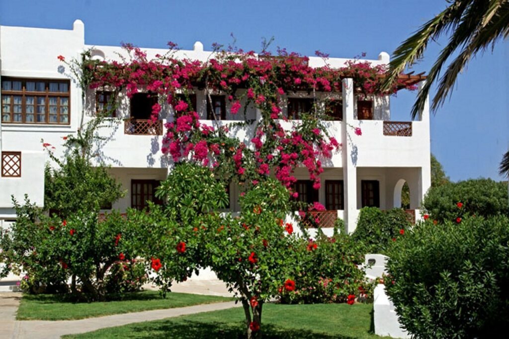 Amoopi Bay - carbon neutral hotel in Lakki