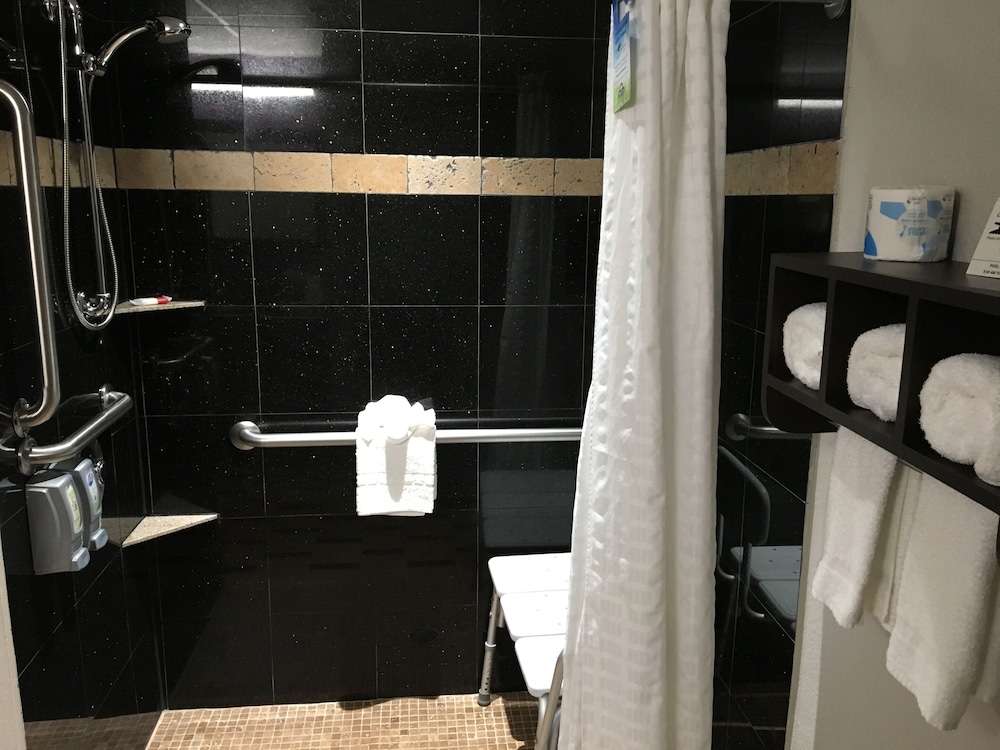 Days Inn & Suites by Wyndham Bonita Springs North Naples - photo 14