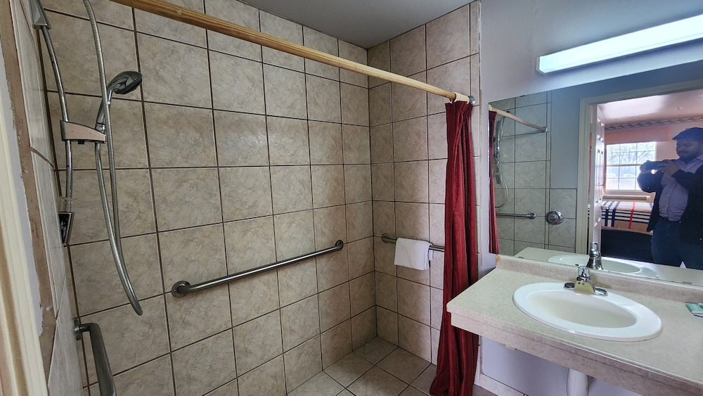 Benbrook Inn & Suites - photo 21
