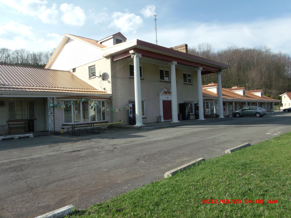 Relax Inn Altoona - photo 100