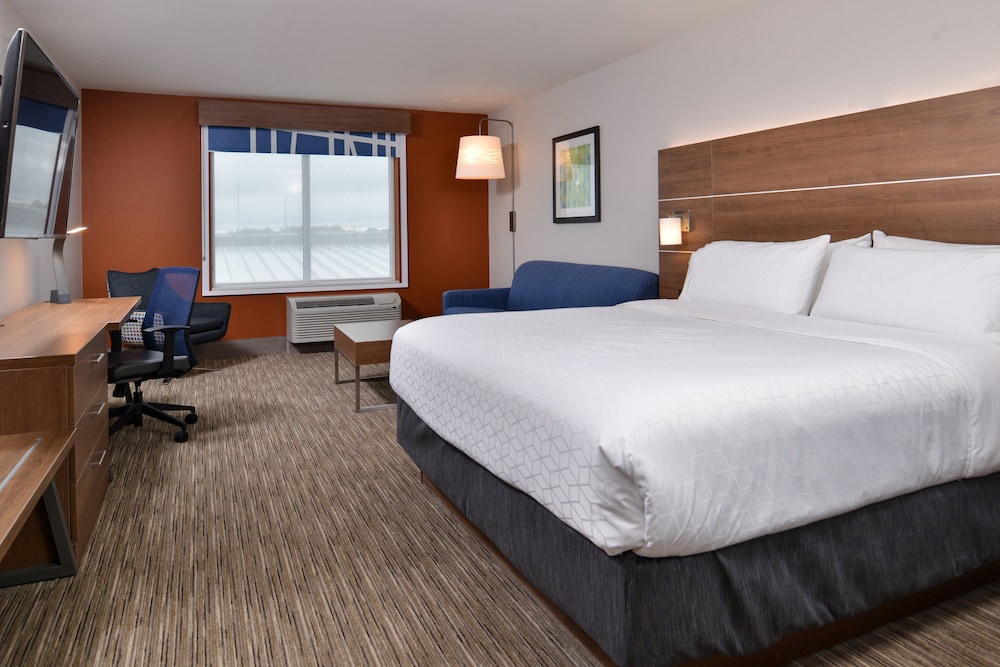 Holiday Inn Express & Suites Marshalltown by IHG - photo 26