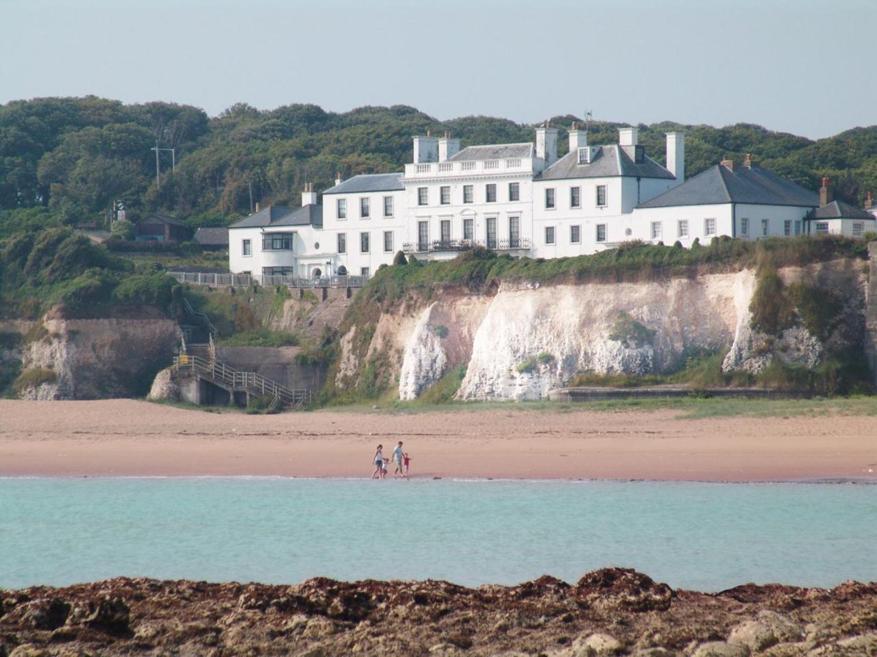Broadstairs Beach Holiday Apartments Seafront Stays Opposite Kingsgate Bay with a Parking Space — 4-Star Luxury Hotel in Broadstairs, United Kingdom