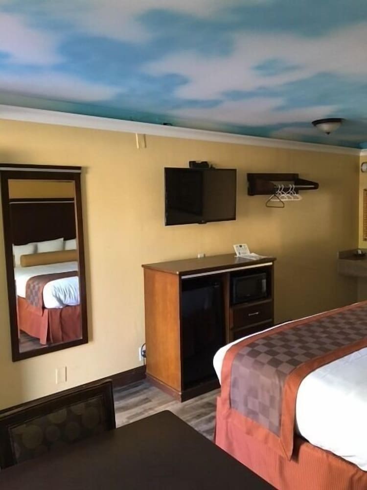 Hollywood Palms Inn and Suites - photo 37