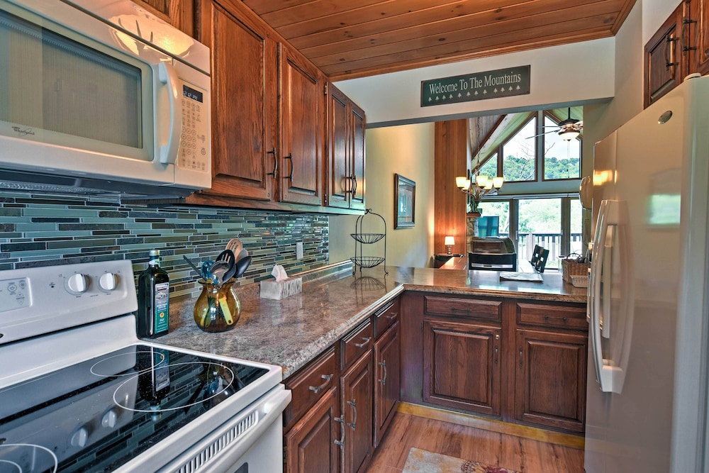 Beech Mountain Condo with Balcony Walk To Resort - photo 3