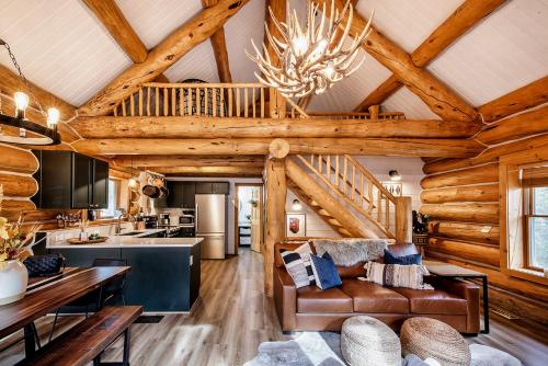 Remodeled Fairplay Log Cabin with Wood Burning Sauna — 4-Star Luxury Hotel in Fairplay, United States