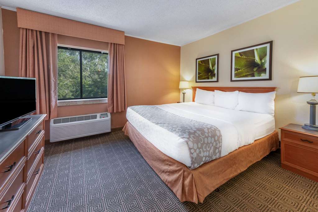 La Quinta Inn & Suites by Wyndham Tampa Brandon West - photo 51