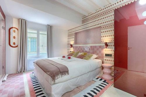 Les Halles Luxurious & Colorful 4bd for 16 Guest - last minute hotel in Paris