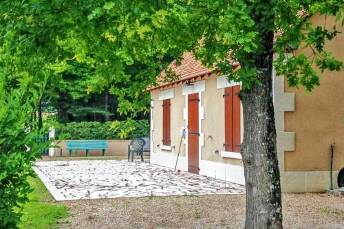 House With in Faverolles With Wonderful Lake View Pool Ac — 4-Star Luxury Hotel in Faverolles-Sur-Cher, France