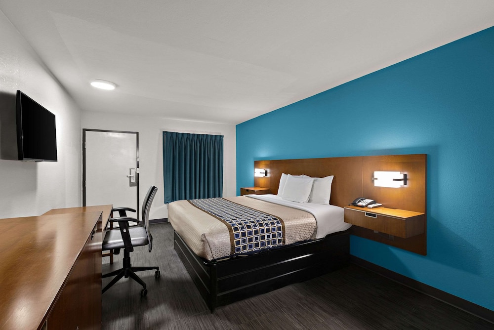 Econo Lodge Commerce - photo 18