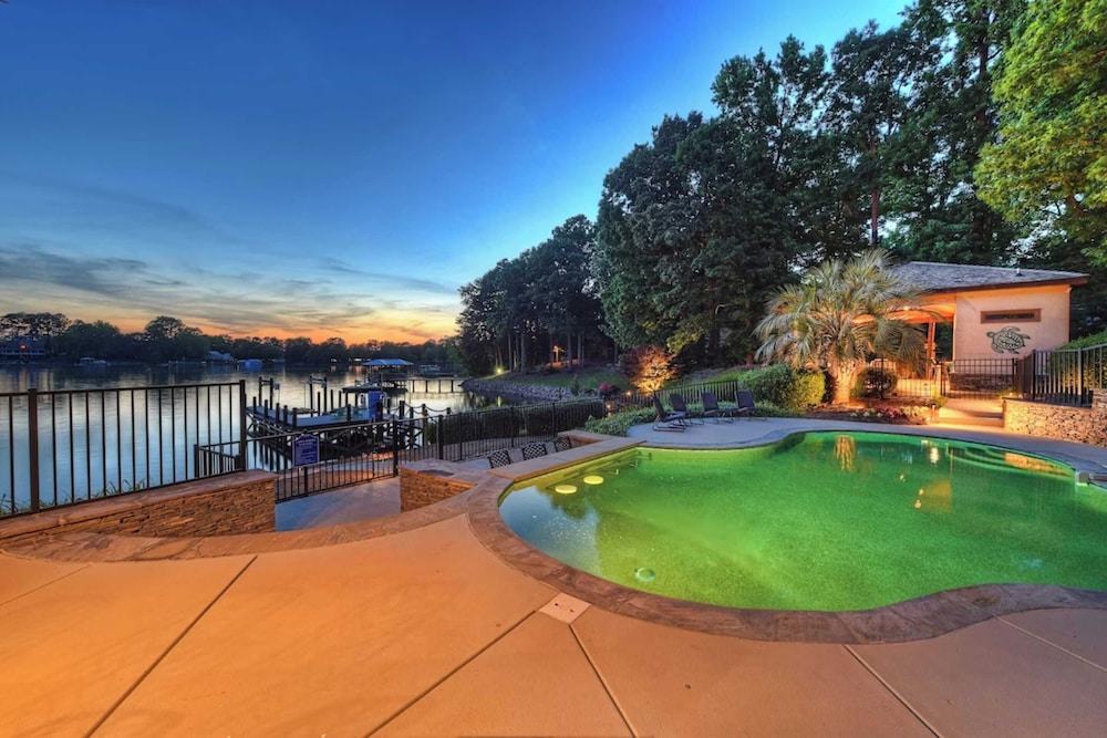 Oasis at Ballycastle by Avantstay Private Beach in Mooresville, United States