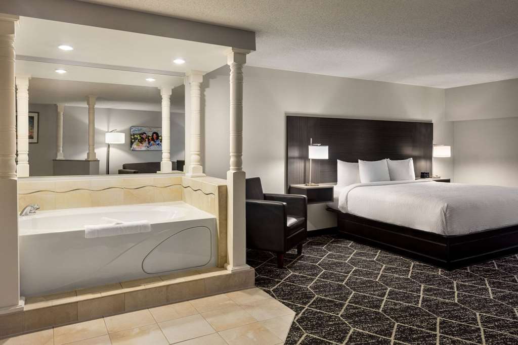 La Quinta Inn & Suites by Wyndham Lake George - photo 28