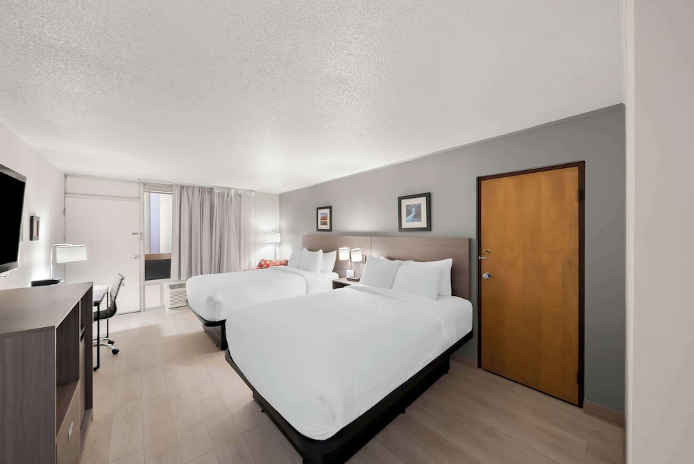 Clarion Inn & Suites and Convention Center - photo 18