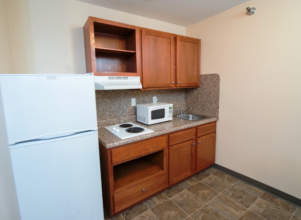 Red Roof Inn & Suites Dickinson - photo 18