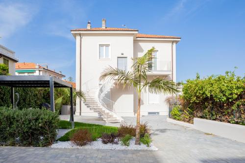 H11 Villa Mia Giardino Parcheggio — 4-Star Luxury Hotel in San Remo, Italy