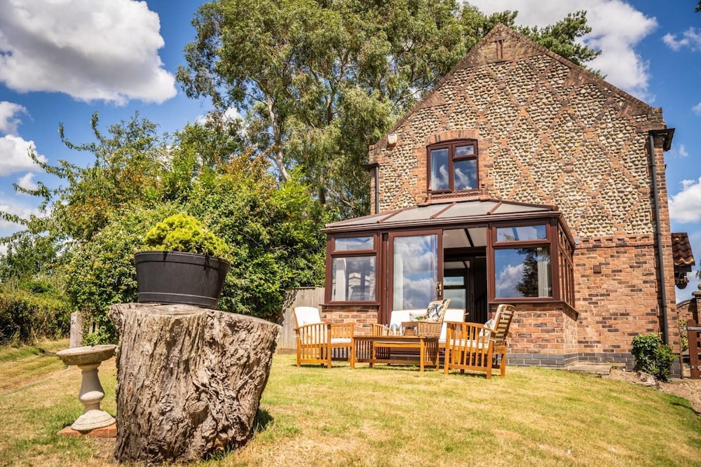 Morea Cottage 2 Bed Hot tub — 4-Star Luxury Hotel in Horning, United Kingdom