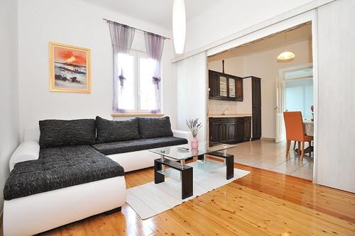 Apartment in Poljana with sea view terrace air conditioning WiFi 3617 1 — 4-Star Luxury Hotel in Povljana, Croatia
