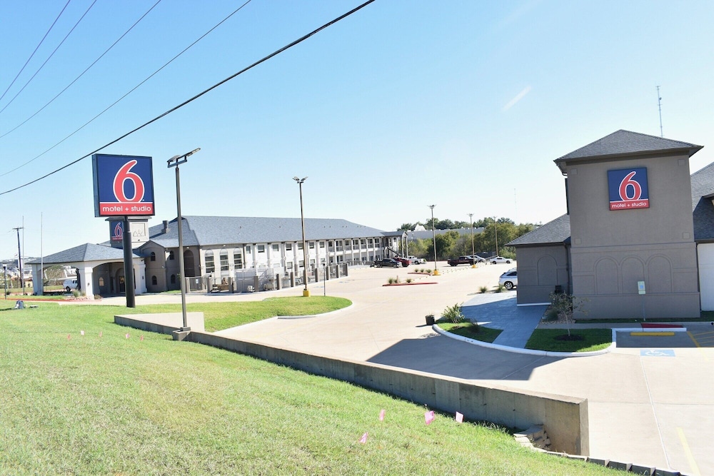 Motel 6 Brenham TX - carbon neutral hotel in Brenham