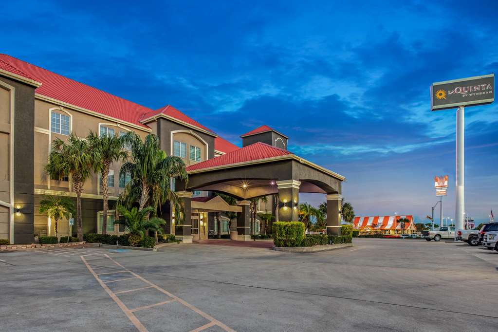 La Quinta Inn & Suites by Wyndham Corpus Christi Airport - photo 2