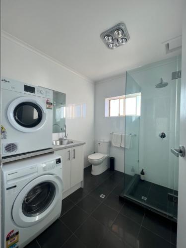 Beach apartment 10 22 esplanade sea views — 4-Star Luxury Hotel in Glenelg, Australia