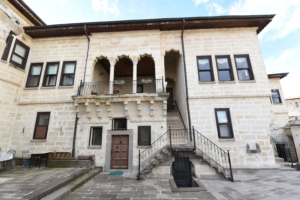 1860 Kadievi in Uerguep, Turkey