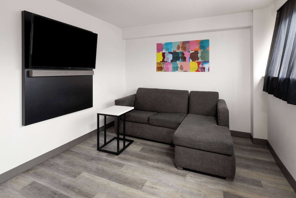 La Quinta Inn & Suites Washington DC Capital NoMA - photo 21