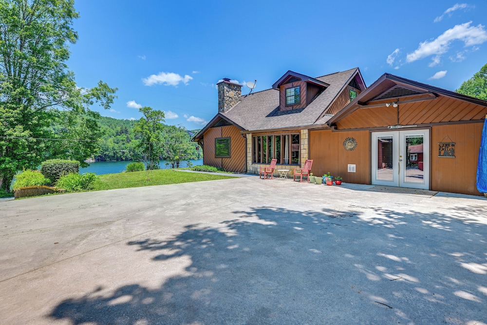 Lakefront North Carolina Abode with Grill and Fire Pit — hotel in Topton